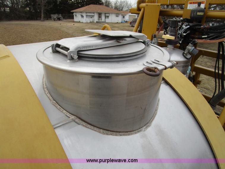 image for item D2300 2004 Ag-Chem RoGator 1064 self-propelled sprayer