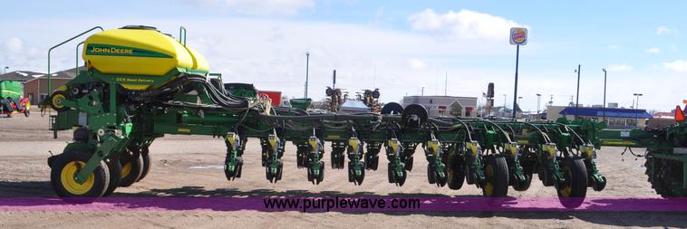 image for item F2205 2010 John Deere 1770NT planter