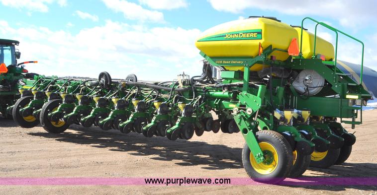 image for item F2205 2010 John Deere 1770NT planter