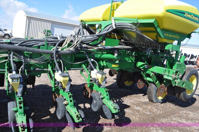 image for item F2205 2010 John Deere 1770NT planter