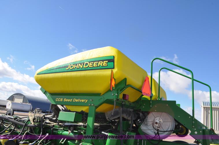 image for item F2205 2010 John Deere 1770NT planter