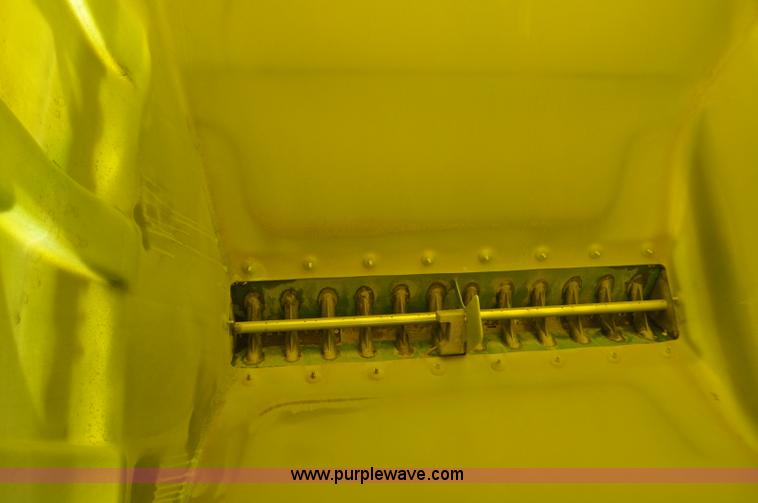 image for item F2205 2010 John Deere 1770NT planter