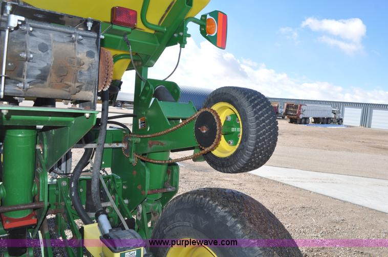 image for item F2205 2010 John Deere 1770NT planter