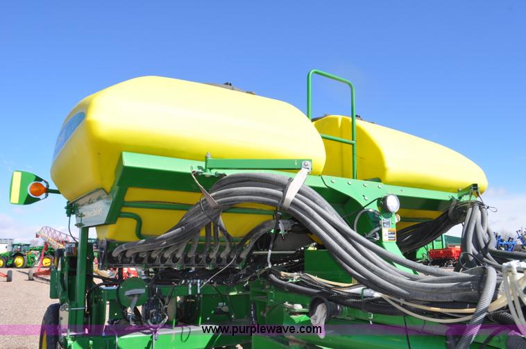 image for item F2205 2010 John Deere 1770NT planter
