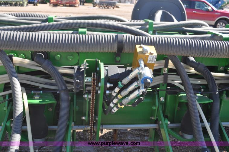 image for item F2205 2010 John Deere 1770NT planter