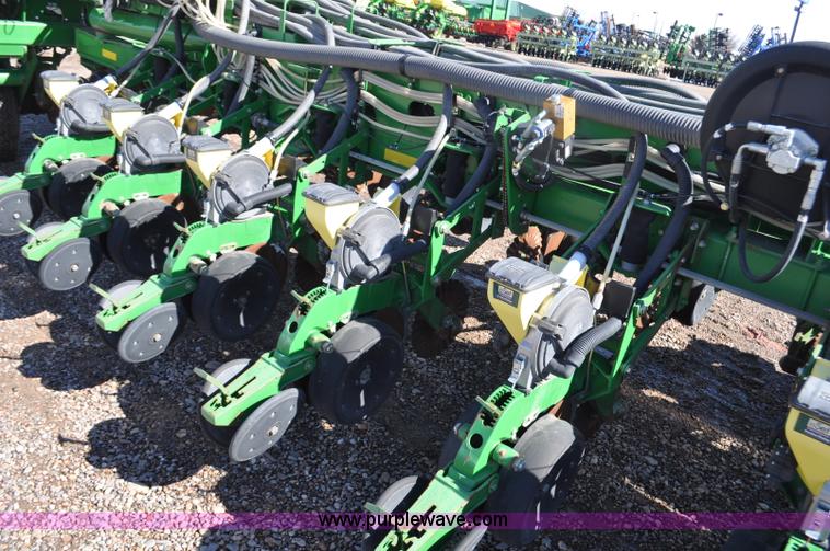image for item F2205 2010 John Deere 1770NT planter