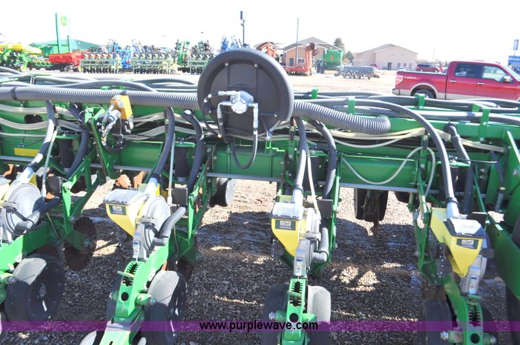 image for item F2205 2010 John Deere 1770NT planter