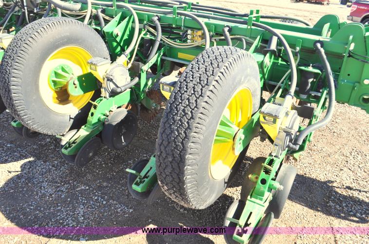image for item F2205 2010 John Deere 1770NT planter