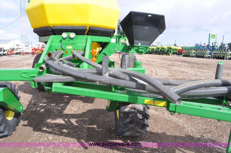 image for item F2206 2003 John Deere 1890 air drill seeder