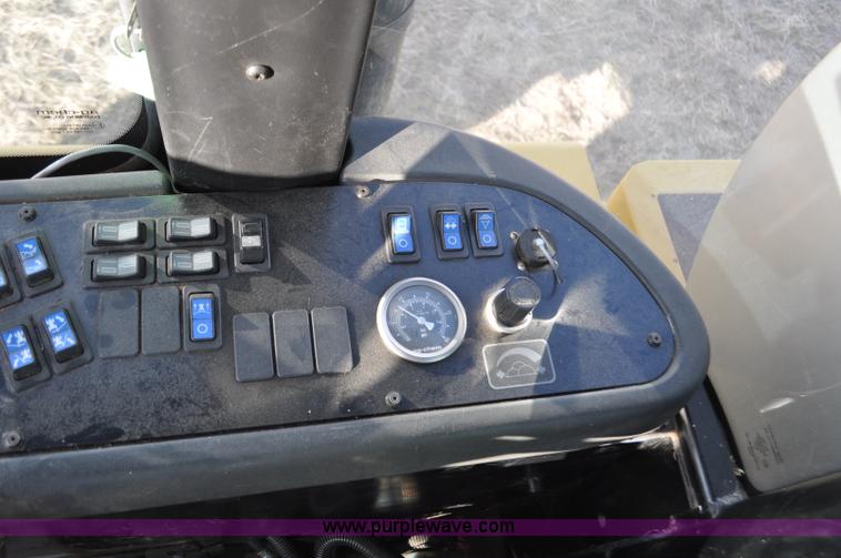 image for item F2210 2002 Ag-Chem RoGator 1254 self-propelled sprayer