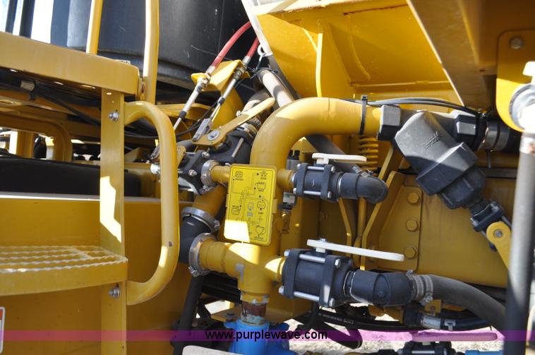 image for item F2210 2002 Ag-Chem RoGator 1254 self-propelled sprayer