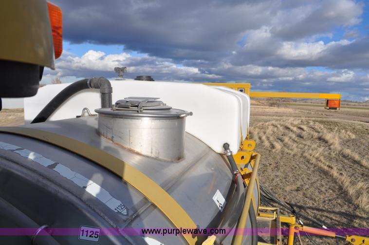 image for item F2210 2002 Ag-Chem RoGator 1254 self-propelled sprayer