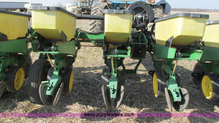 image for item I3097 John Deere 7200 Max Emerge 2 planter