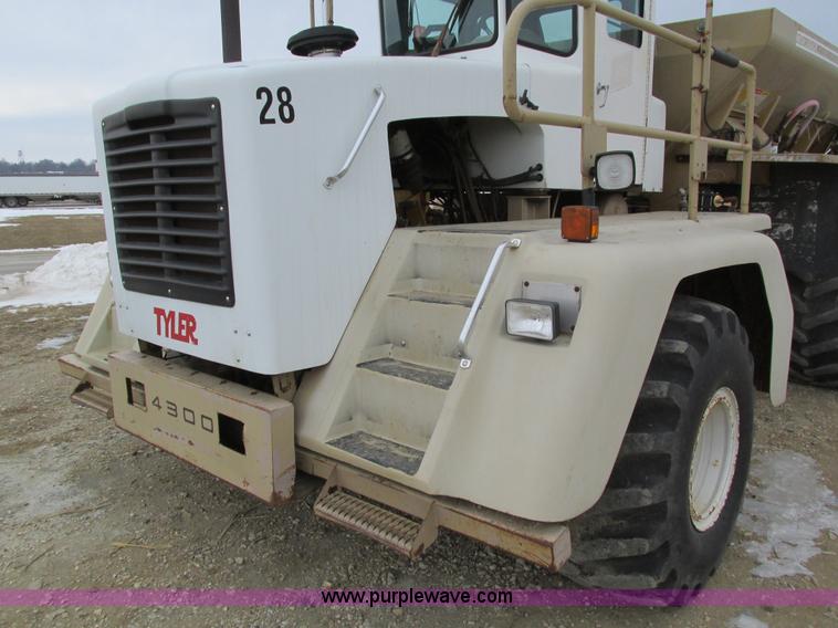 image for item I4066 Tyler 4300 self-propelled applicator