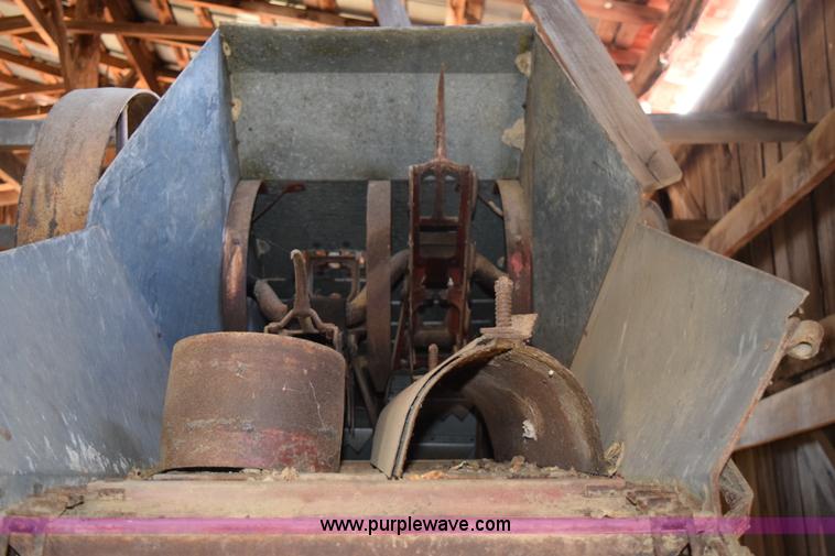 image for item I8505 McCormick-Deering thrasher