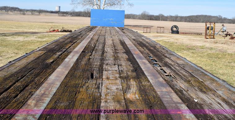 image for item I8517 1991 Fontaine flatbed trailer
