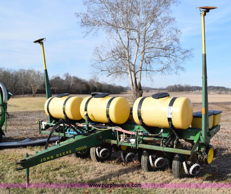 image for item I8520 John Deere 7000 planter