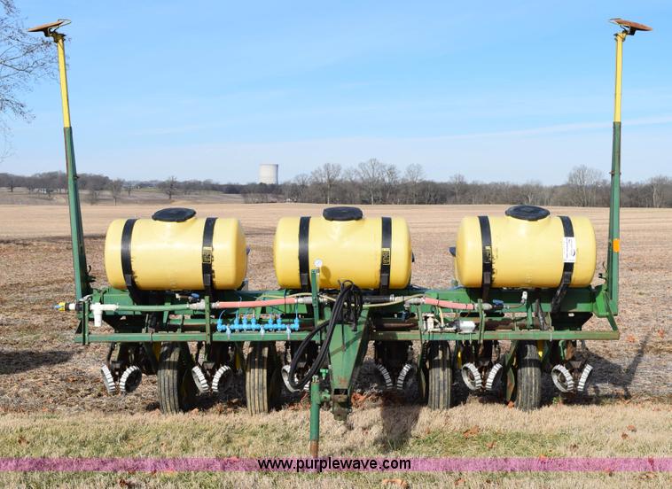 image for item I8520 John Deere 7000 planter