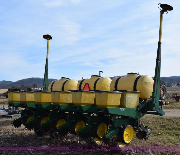 image for item I8520 John Deere 7000 planter