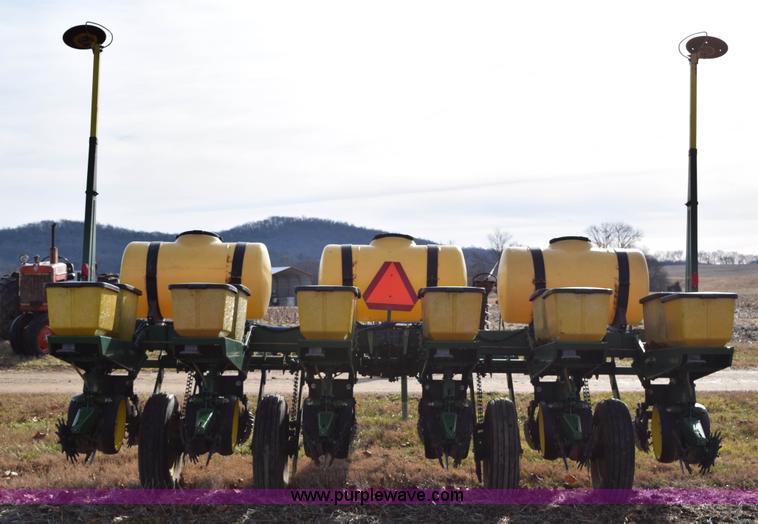 image for item I8520 John Deere 7000 planter