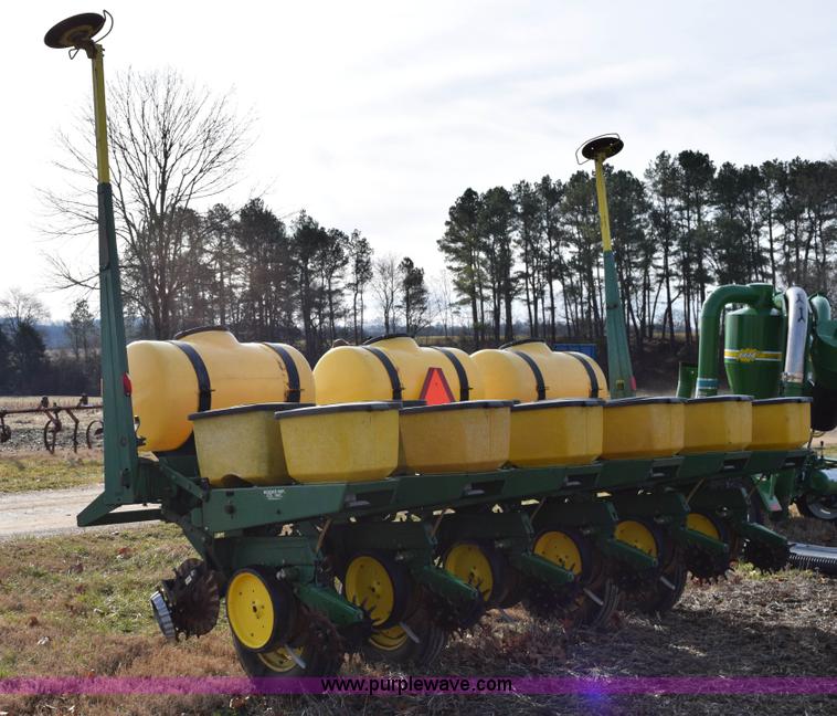 image for item I8520 John Deere 7000 planter