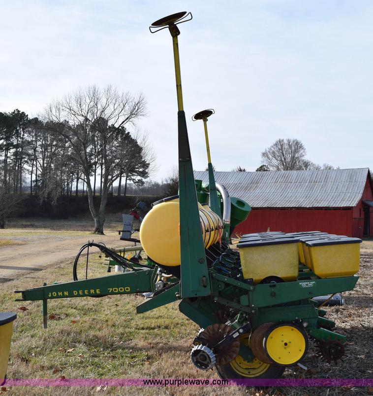image for item I8520 John Deere 7000 planter