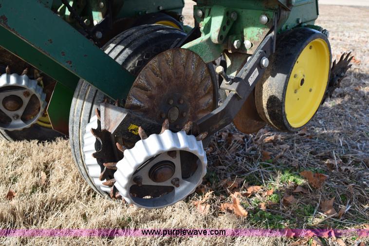 image for item I8520 John Deere 7000 planter