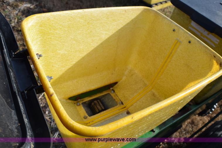 image for item I8520 John Deere 7000 planter