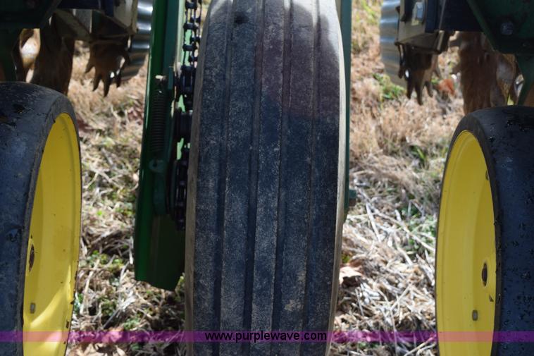 image for item I8520 John Deere 7000 planter