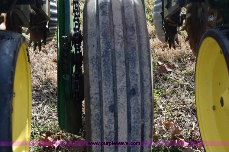 image for item I8520 John Deere 7000 planter