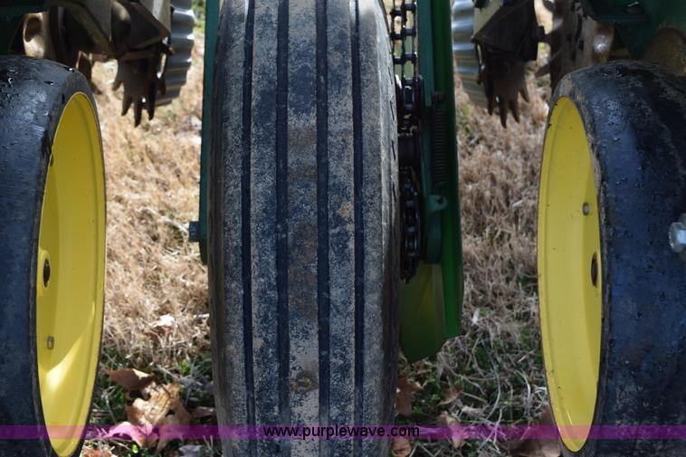 image for item I8520 John Deere 7000 planter