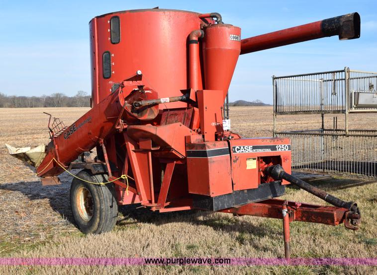 image for item I8525 Case IH 1250 grinder mixer