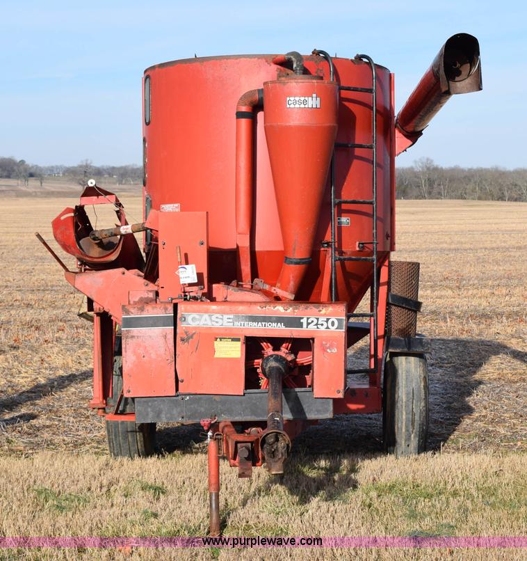 image for item I8525 Case IH 1250 grinder mixer