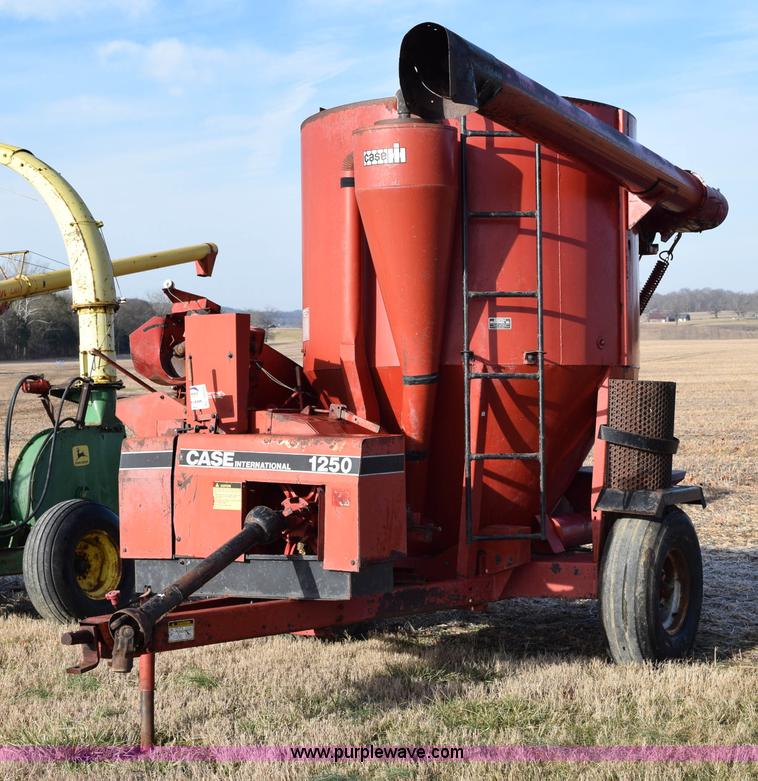 image for item I8525 Case IH 1250 grinder mixer