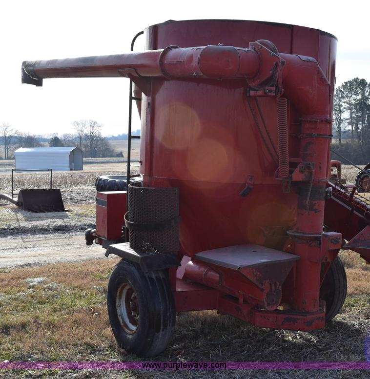 image for item I8525 Case IH 1250 grinder mixer