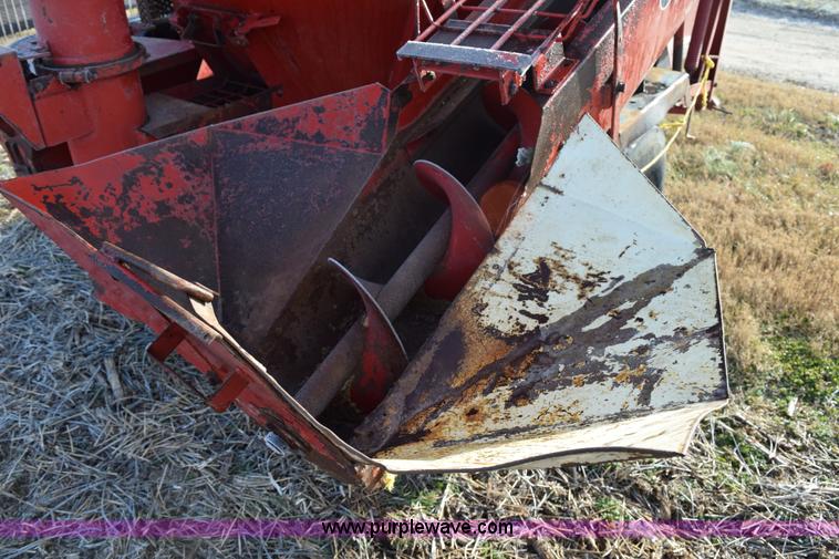 image for item I8525 Case IH 1250 grinder mixer