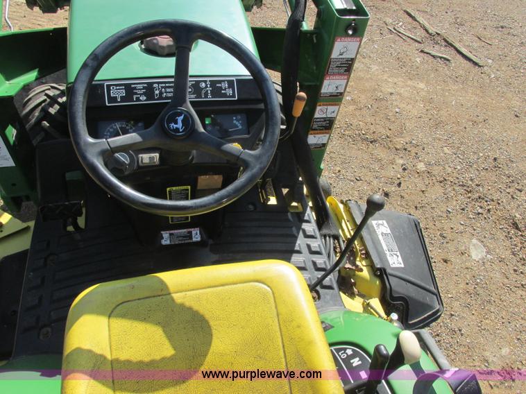 image for item J2324 John Deere LV2210 tractor