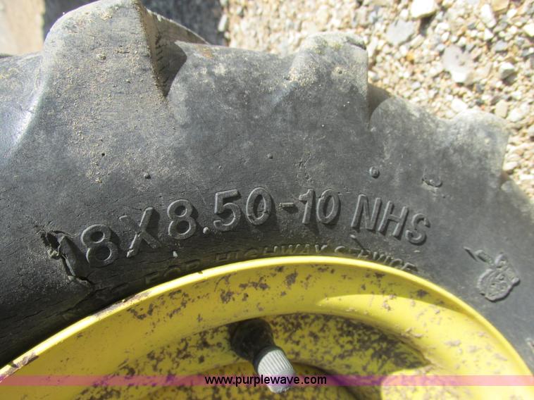 image for item J2324 John Deere LV2210 tractor