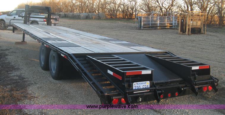 image for item K2813 2009 Circle M gooseneck flatbed trailer