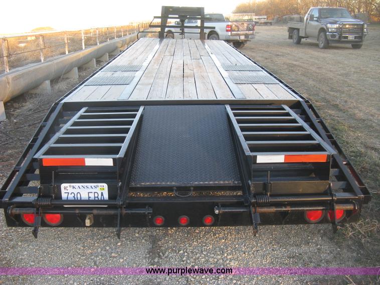 image for item K2813 2009 Circle M gooseneck flatbed trailer