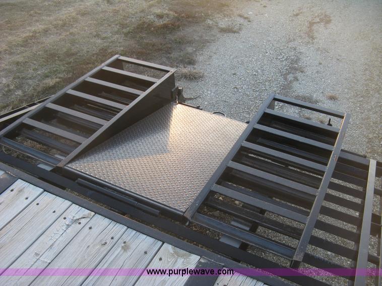 image for item K2813 2009 Circle M gooseneck flatbed trailer