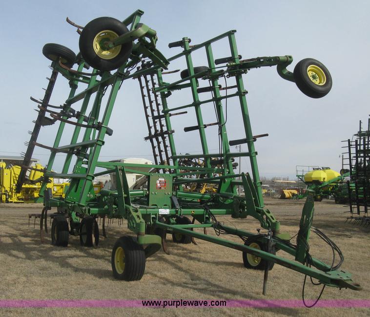 image for item K2873 2002 John Deere 2400 folding chisel plow