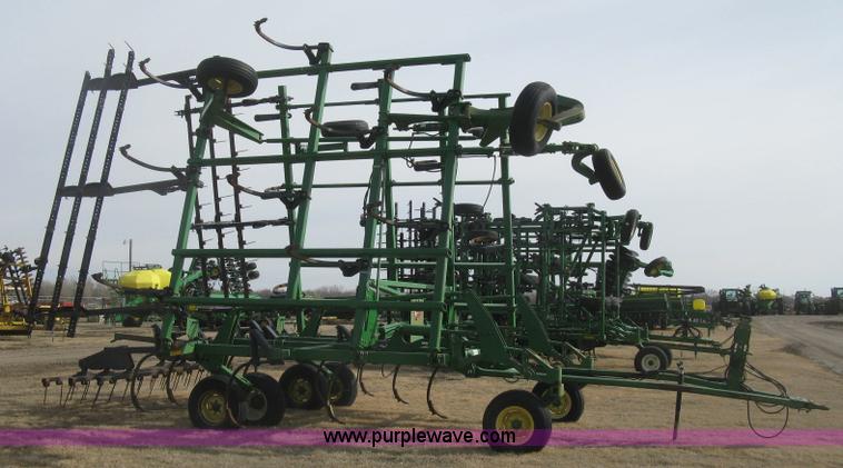 image for item K2873 2002 John Deere 2400 folding chisel plow