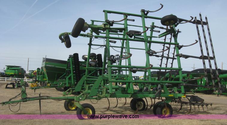 image for item K2873 2002 John Deere 2400 folding chisel plow