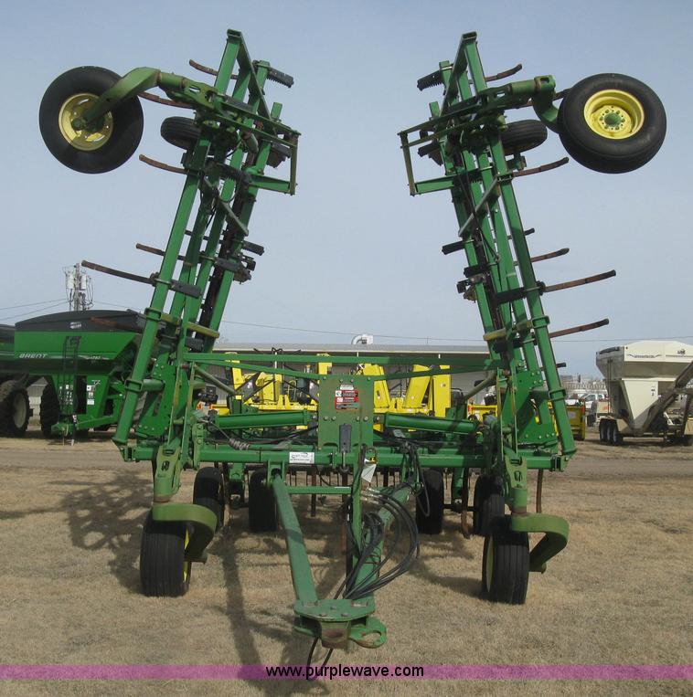 image for item K2873 2002 John Deere 2400 folding chisel plow