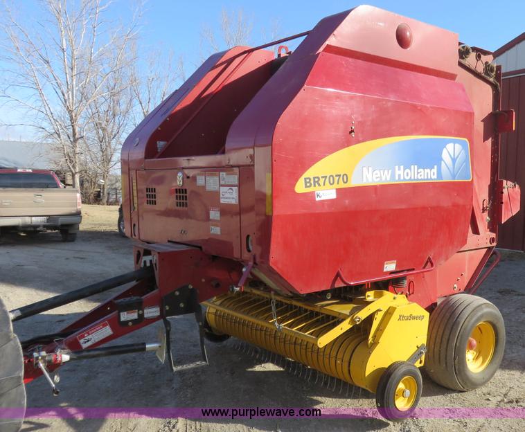 image for item K7086 2009 New Holland BR7070 round baler