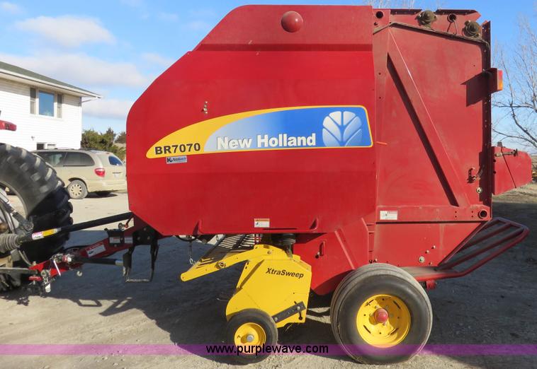 image for item K7086 2009 New Holland BR7070 round baler