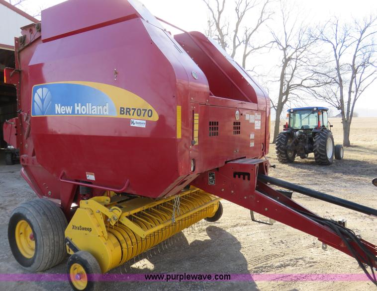 image for item K7086 2009 New Holland BR7070 round baler