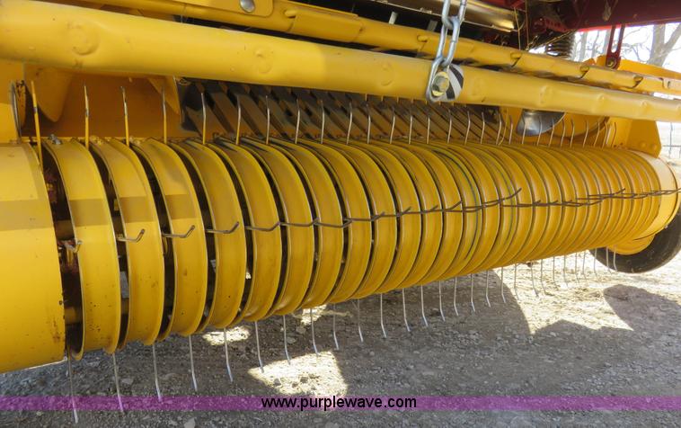 image for item K7086 2009 New Holland BR7070 round baler