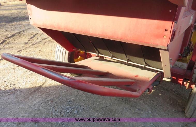 image for item K7086 2009 New Holland BR7070 round baler